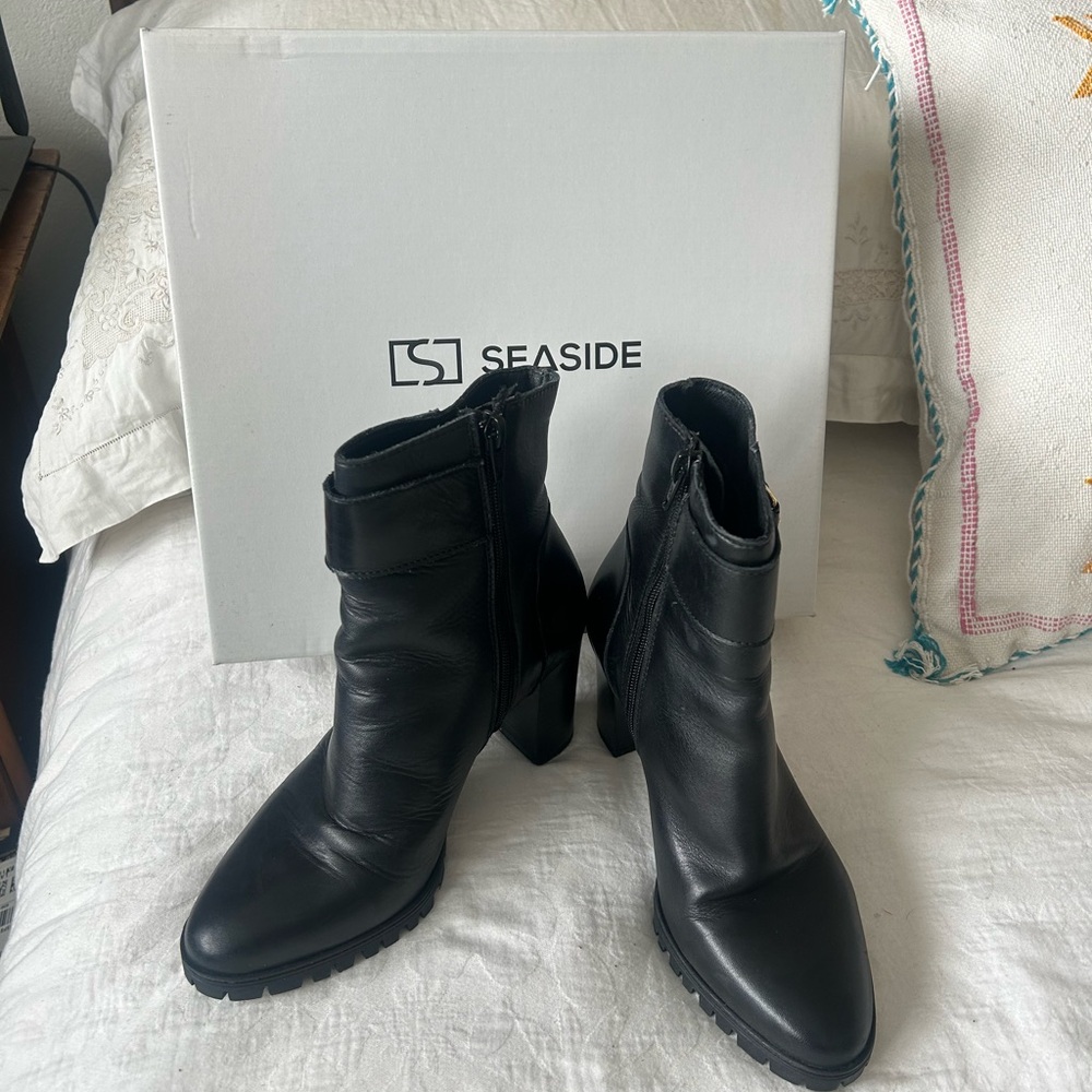 Seaside black leather boots